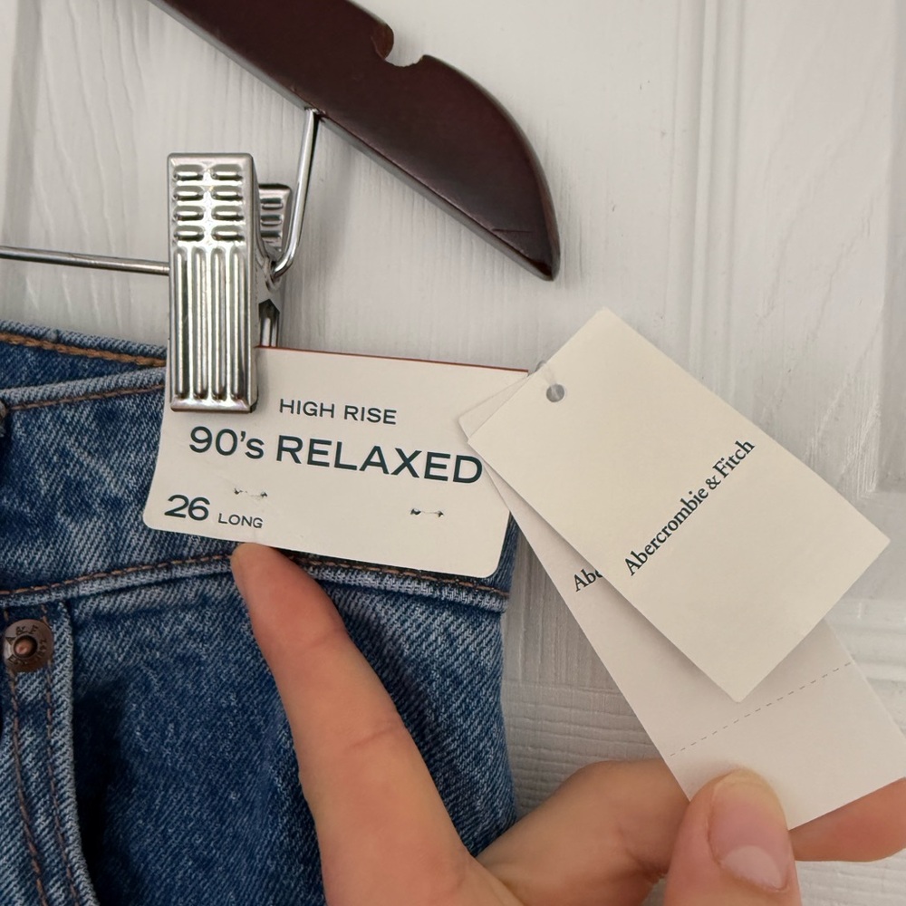 Abercrombie & Fitch High Rise 90s Relaxed Jean
26 LONG - Picture 3 of 3